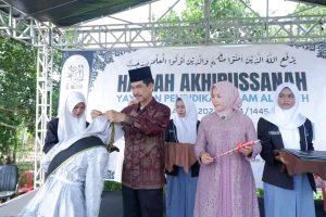 Penjabat Bupati Muaro Jambi, Drs. Raden Najmi menghadiri acara Haflah Akhirussanah Yayasan Pendidikan Islam Al Faqih, bertempat di lapangan YPI Al Faqih, Desa Kasang Pudak